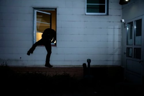 Best Buy INDOOR/OUTDOOR WIRED 1080P SECURITY CAMERA - WHITE - Image 4