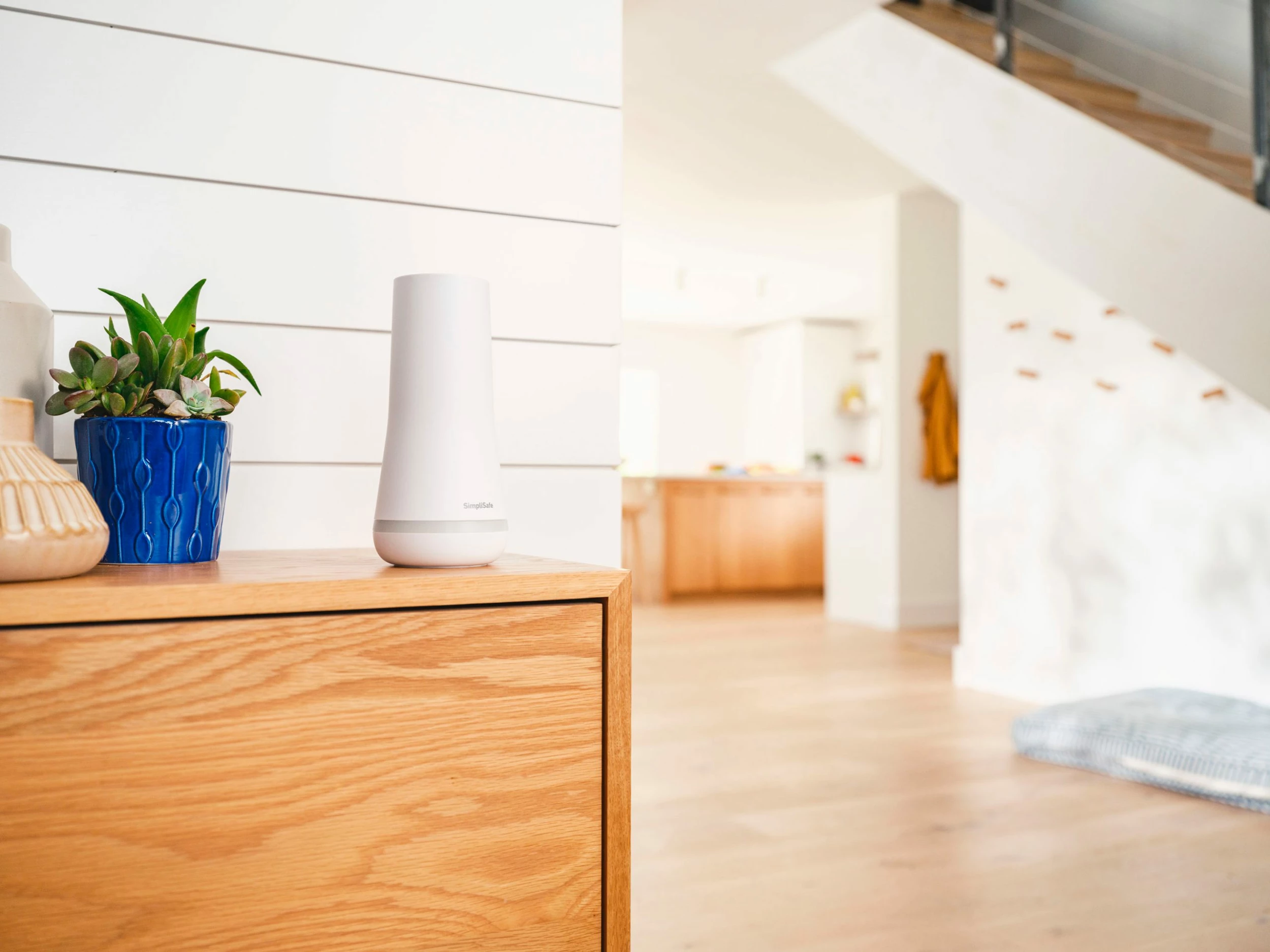 Best Buy HOME SECURITY SYSTEM WITH INDOOR AND OUTDOOR CAMERAS - 17 PIECE SYSTEM - WHITE - Image 3