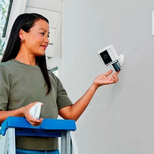 Best Buy SPOTLIGHT CAM PLUS OUTDOOR/INDOOR WIRELESS 1080P BATTERY SURVEILLANCE CAMERA - WHITE - Image 4